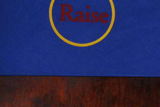 Raise-Feld auf dem Stud-Pokertisch Raise-Feld im gelben Kreis mit roter Schrift auf dem Stud-Pokertisch