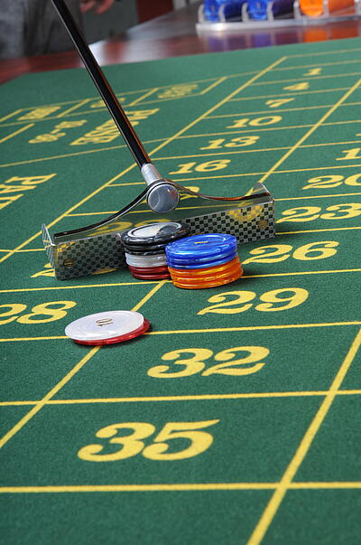 Rechen mit Jetons auf Tableau Rechen mit Jetons auf Tableau des großen Roulette-Tisches
