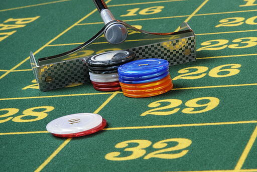 Rechen mit Jetons auf Tableau Rechen mit Jetons auf Tableau des großen Roulette-Tisches