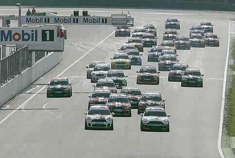 Rennstrecke der Mini Challenge Rennstrecke mit Autos bei der Mini Challenge