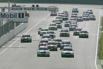 Rennstrecke der Mini Challenge Rennstrecke mit Autos bei der Mini Challenge