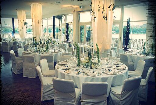 Dinner in den Rhein Terrassen in Köln gedeckte Dinnertische in den Rhein Terrassen in Köln