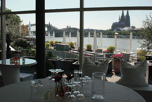 Ausblick aus dem Parksaal in den Rhein Terrassen in Köln Ausblick auf dem Dom aus dem Parksaal in den Rhein Terrassen in Köln