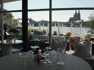 Ausblick aus dem Parksaal in den Rhein Terrassen in Köln Ausblick auf dem Dom aus dem Parksaal in den Rhein Terrassen in Köln