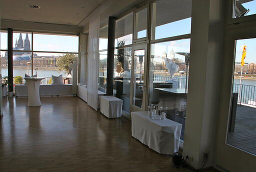 Innenansicht des Parksaals in den Rhein Terrassen in Köln Innenansicht des Parksaals in den Rhein Terrassen in Köln