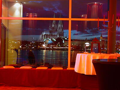 Ausblick auf den Dom bei Nacht aus dem Parksaals in den Rhein Terrassen in Köln Ausblick auf den Dom bei Nacht bei stimmungsvollen Licht aus dem Parksaals in den Rhein Terrassen in Köln