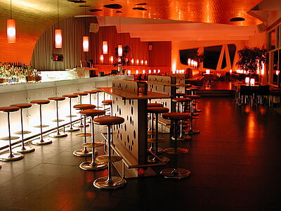 Restaurant- und Barbereich in den Rhein Terrassen in Köln Restaurant- und Barbereich in den Rhein Terrassen in Köln