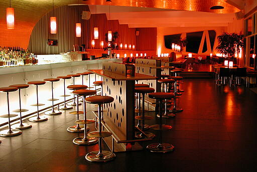 Restaurant- und Barbereich in den Rhein Terrassen in Köln Restaurant- und Barbereich in den Rhein Terrassen in Köln