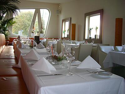 Innenbereich der Rhein Terrassen in Köln Innenbereich mit Bestuhlung und Tischen in den Rhein Terrassen in Köln