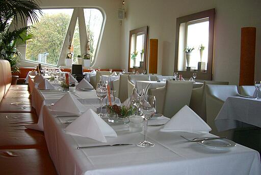 Innenbereich der Rhein Terrassen in Köln Innenbereich mit Bestuhlung und Tischen in den Rhein Terrassen in Köln