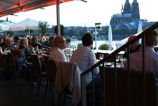 Terrasse der Rhein Terrassen in Köln Terrasse mit wunderschönen Ausblick auf Köln