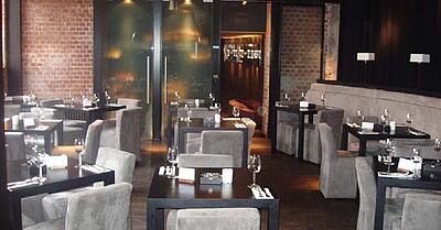 Gastraum im River Kasematten Gastraum mit Tischen im River Kasematten