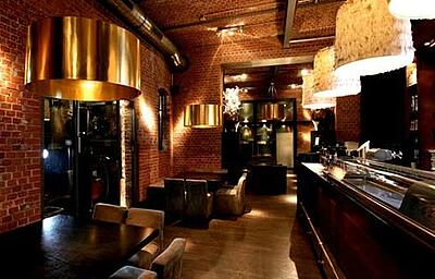 Innenraum River Kasematten Innenraum mit braunen Couchen und Kamin im River Kasematten