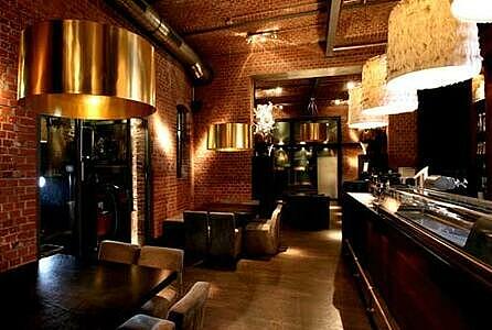 Innenraum River Kasematten Innenraum mit braunen Couchen und Kamin im River Kasematten