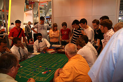 Roulette-Spieltisch am Messestand der Rehm Schweißtechnik GmbH Viele Messebesucher spielen Roulette am Messestand der Rehm Schweißtechnik GmbH