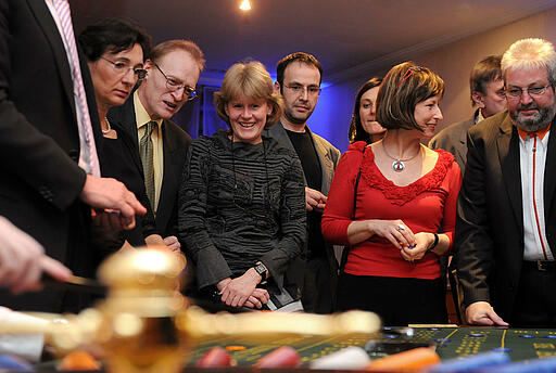 Roulette-Spieltisch als Idee für eine Corporate Veranstaltung Gäste spielen ausgiebig Roulette auf einer Kundenveranstaltung