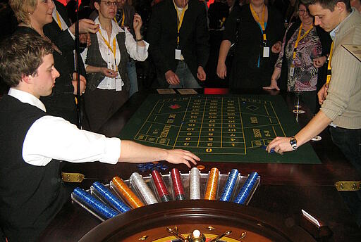 Roulette-Spieltisch anlässlich eines Kick off Gäste eines Kick off spielen Roulette.