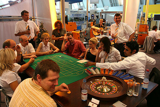 Roulette als Publikumsmagnet am Messestand der Rehm Schweißtechnik GmbH Viele Messebesucher spielen begeistert Roulette am Messestand der Rehm Schweißtechnik GmbH
