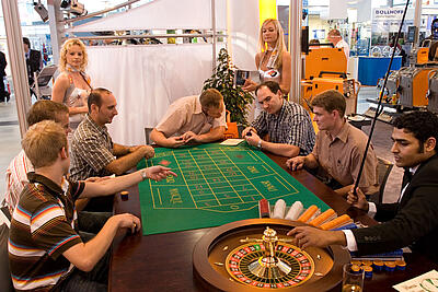 Roulette als Idee für den Messestand Roulette-Spieltisch als Idee für einen Publikumsmagneten auf einer Messe.