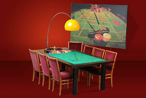 Roulette-Spieltisch mit Bestuhlung vor einer Dekorationsstellwand Roulette-Spieltisch mit Bestuhlung vor einer Dekorationsstellwand mit rotem Hintergrund