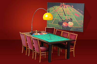 Roulette-Spieltisch mit Bestuhlung vor einer Dekorationsstellwand Roulette-Spieltisch mit Bestuhlung vor einer Dekorationsstellwand mit rotem Hintergrund