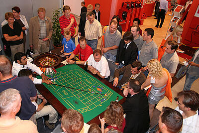 Vogelperspektive Roulette spielende Messebesucher Roulette-Spieltisch aus der Vogelperspektive auf einer Messe.