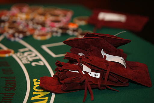 Samtsäckchen für Pokerchips auf einer Kundenveranstaltung bordeuxfarbene Samtsäckchen für Pokerchips auf einer Kundenveranstaltung