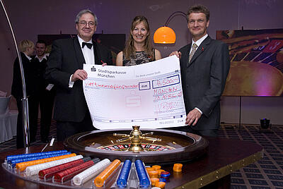 Schecküberreichung für die DKMS Scheck für die DKMS durch ein mobiles Spielcasino erspielt.