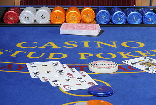 Spielsituation am Stud-Pokertisch Spielsituation am Stud-Pokertisch mit Spielkarten und Jetons
