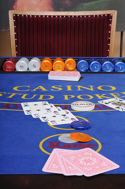 Spielsituation am Stud-Pokertisch Spielsituation am Stud-Pokertisch mit Spielkarten und Jetons