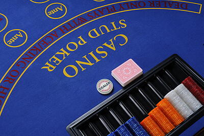 Tableau des Stud-Poker-Tischs mit Dealerbutton, Karten und Jetons Tableau des Stud-Poker-Spieltischs mit Dealerbutton, Spielkarten und Jetons