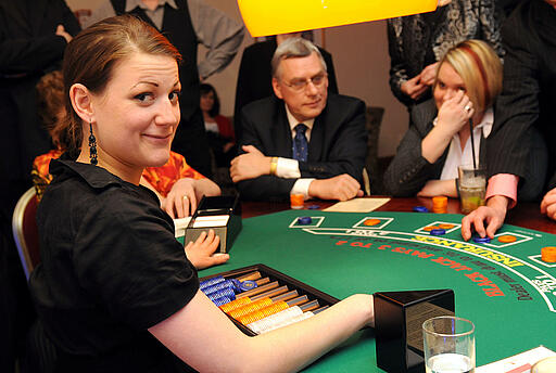 Blackhjack-Spieltisch auf einer Kundenveranstaltung Gäste haben Spaß beim Blackjack spielen.