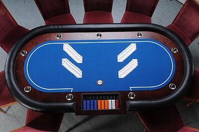 Vogelperspektive eines großen Poker-Tischs mit Spielkarten und Jetons Vogelperspektive eines großen Poker-Tischs mit Spielkarten und Jetons