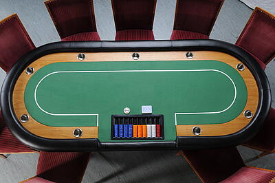 Vogelperspektive des kleinen Poker-Tischs Vogelperspektive eines einsatzbereiten kleinen Poker-Tisches