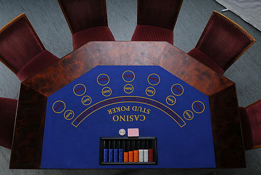 Vogelperspektive auf den Stud-Poker-Tisch Vogelperspektive auf den einsatzbereiten Stud-Poker-Spieltisch