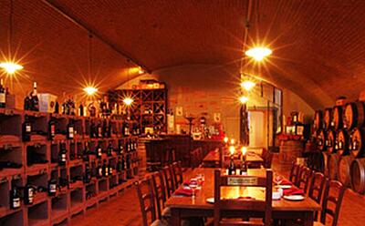 Weinkeller in der Habel Weinkultur Weinkeller in der Habel Weinkultur mit Ess- und Sitzmöglichkeiten