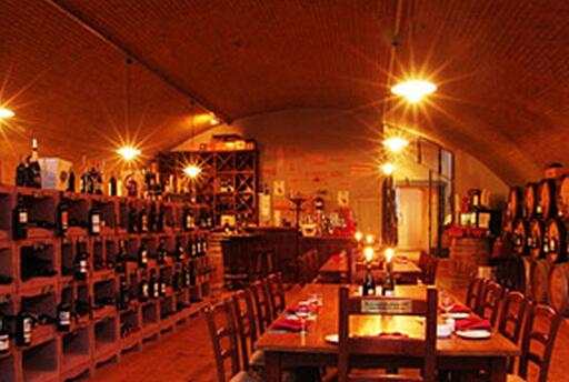 Weinkeller in der Habel Weinkultur Weinkeller in der Habel Weinkultur mit Ess- und Sitzmöglichkeiten