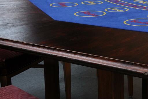 Zierleiste am Stud-Poker-Spieltisch Zierleiste am Stud-Poker-Spieltisch