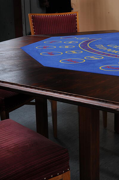 Zierleiste am Stud-Poker-Spieltisch Zierleiste am Stud-Poker-Spieltisch