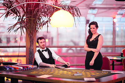zwei Croupiers am großen Roulette-Tisch zwei Croupiers am großen Roulette-Tisch