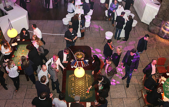 Hausemesse mit mehreren Spieltischen